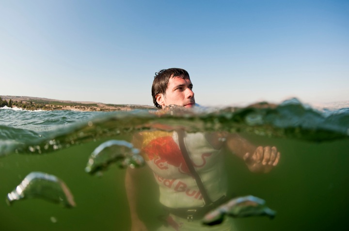 hombre corriendo sobre el agua