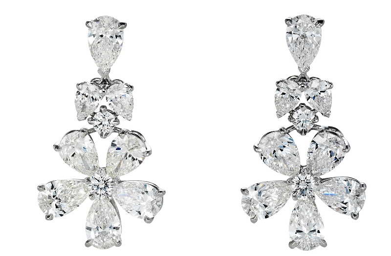 Pendientes de Oro Blanco de 18 ct engastados de diamantes talla pera (5 cts) y diamantes. Ref. 839578-1001