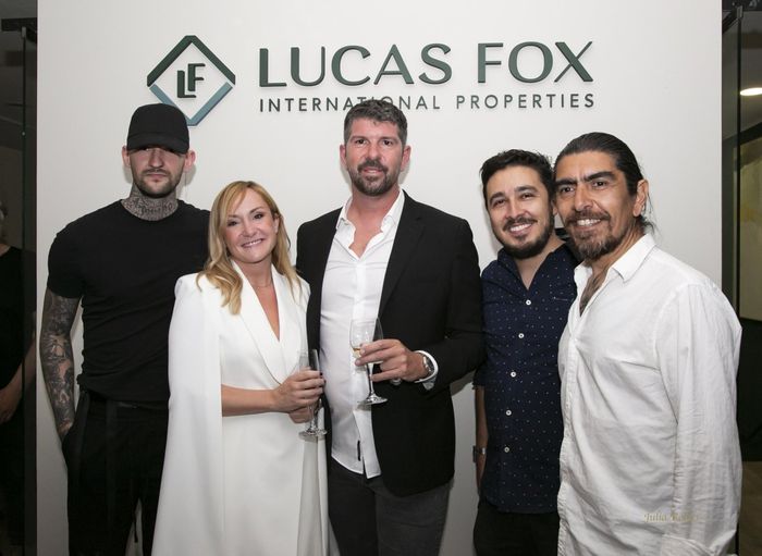 - Alex Vaughan (Lucas Fox) y Gabriella Sutori (the Art Buro) con algunos artistas de la muestra: Viani, Gabriel Perereyra y Mareo Rodriguez.