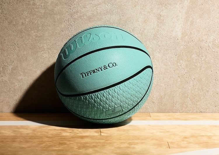 Tiffany & Co. y Daniel Arsham crean un exclusivo balón de baloncesto