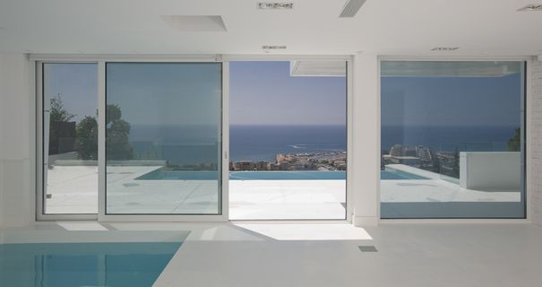 Casa de lujo en alquiler - Piscina interior climatizada y exterior con vistas al mar.