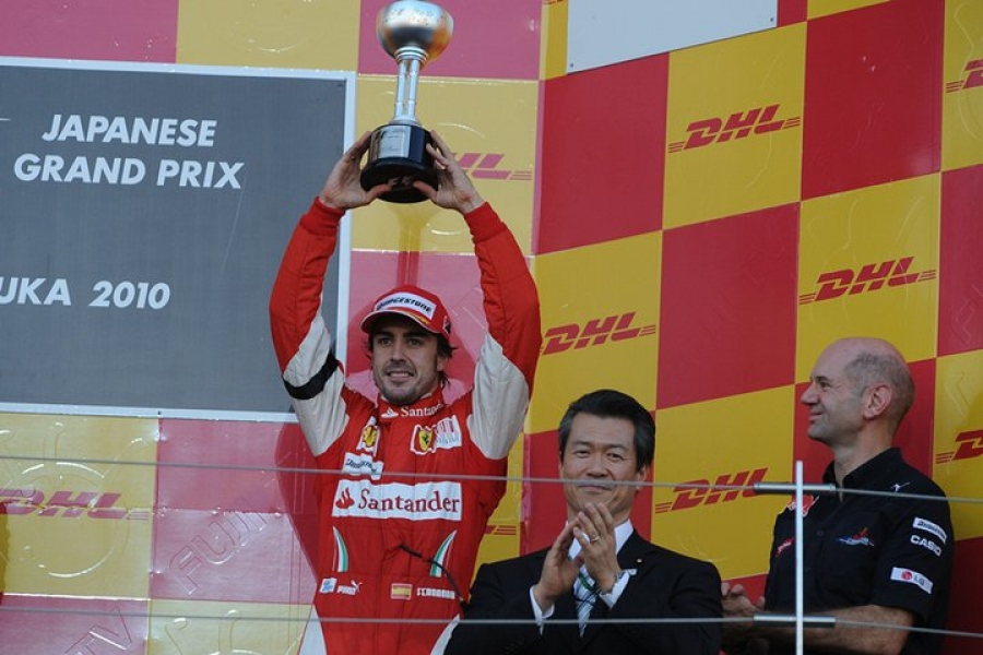 Fernando Alonso recibe el trofeo en el GP F1 Japón