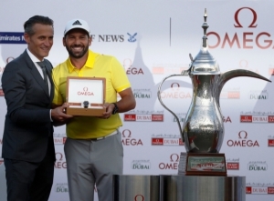 Sergio garcía recibe el reloj Omega de manos de Raynald Aeschlimann. Presidente y CO de Omega, tras su victoria en el Omega Dubai Desert Classic disputado en el Emirates Golf Club