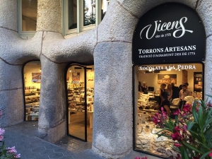 Escaparate de la tienda Turrones Vicens en el edificio La Pedrera de Barcelona