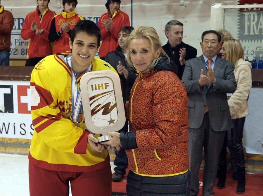 Alba Calero, y la presidenta de la FEDH, María Teresa Samaranch recibiendo el trofeo de Subcampeonas del Campeonato del Mundo de Hockey Hielo disputado en Puigcerdá. Foto: Eduard Palomares/FEDH. 