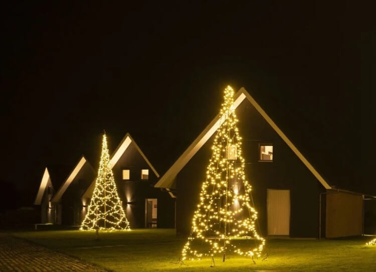 Árbol de Navidad sobre mástil con iluminación Árbol de Navidad sobre mástil con iluminación