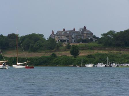 Casas de famosos, naushon island Forbes