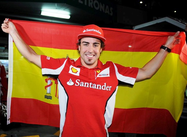 Fernando alonso con la bandera española