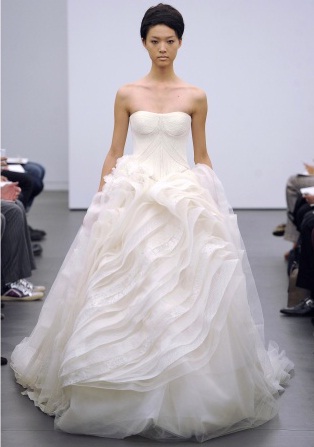 Trajes boda con tocados - vera wang - bcn wedding planners