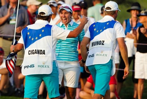 Carlota Ciganda, Beatriz Recari y Azahara Muñoz celebran el triunfo en la Solheim Cup 2013. Foto: Ladies European Tour.