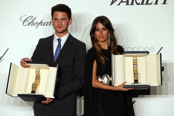Jeremy Irvine y Blanca Suarez reciben el Trofeo Chopard en Cannes