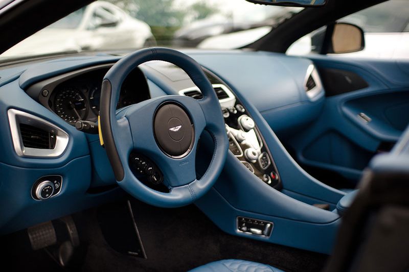 Aston Martin Vanquish Volante - fotografia: www.luxury360.es