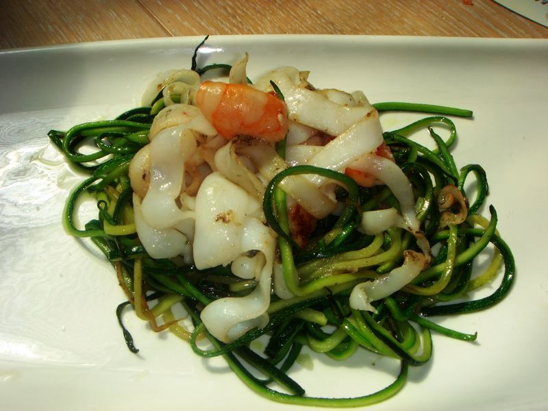 Tallarines de calabacín con sepia y gambas a la plancha - Restaurante Cachitos Rambla