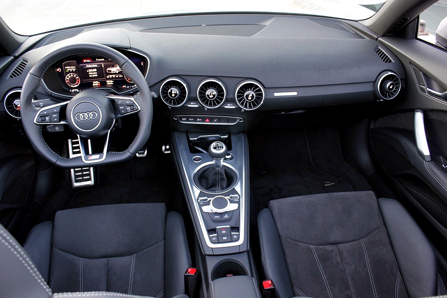Interior Audi TT roadster - foto: www.luxury360.es