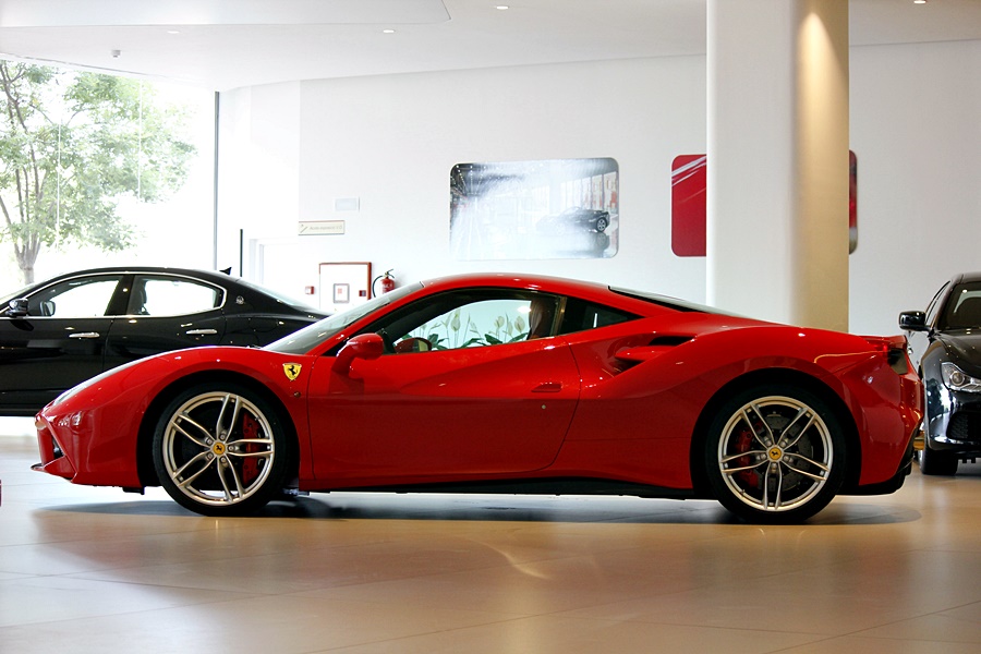 Lateral Ferrrari 4888 GTB - Foto: www.luxury360.es