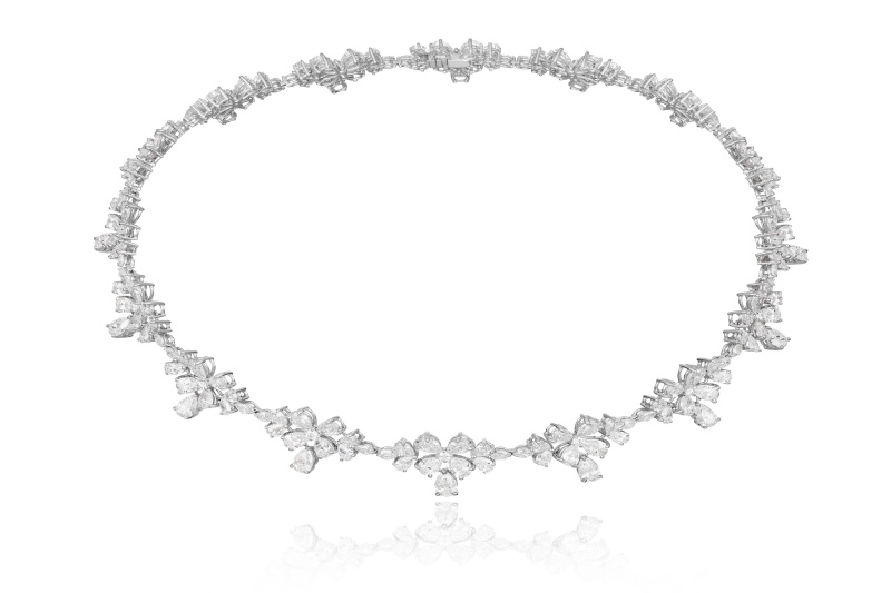 Collar de oro blanco de 18 ct engastado de diamantes talla pera (39 cts) y diamantes