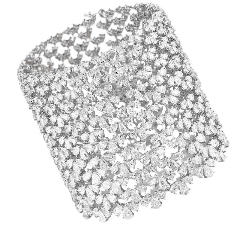 Brazalete de oro blanco de 18 ct engastado con diamantes talla pera (85cts)