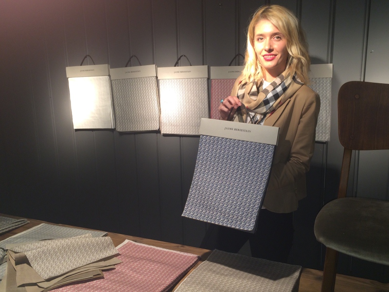 Irina Leontina muestra los tejidos del Grupo Lamadrid creados por Jaime Beriestain