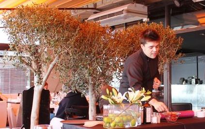 Showcooking chef Billy Baroja en el restaurante Opium Barcelona