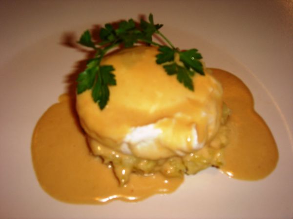 Huevo poché sobre fondo de patata confitada con bacalo y ajo tierno - restaurante milo grill barcelona