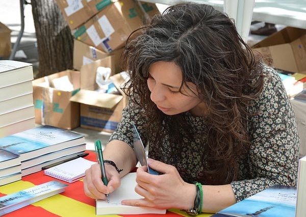 Laura Muñoz firmando su libro "Piedras para un puente" el dia internacional del libro en las Ramblas de Barcelona