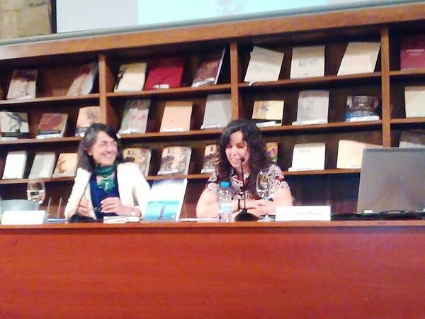 Natalia Palomar presentando el libro de Laura Muñoz en la Biblioteca de Catalunya