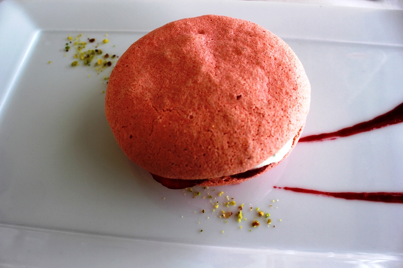 Macaron con fresa y mouse de lima y cava