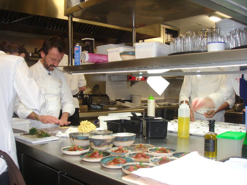 Nacho Manzano en plena elaboración de uno de los platos de la Cenas Gastronómicas