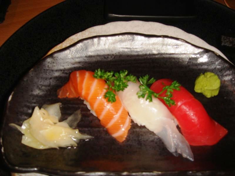 Nigiris sushi de: atún, salmón y pescado blanco - restaurante shibui