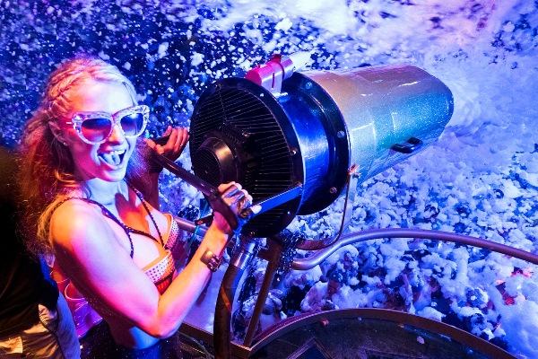 Paris Hilton en la fiesta Foam & Diamonds de Amnesia Ibiza