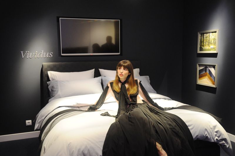 Fashion blogger Anna Ponsa en la cama Vividus