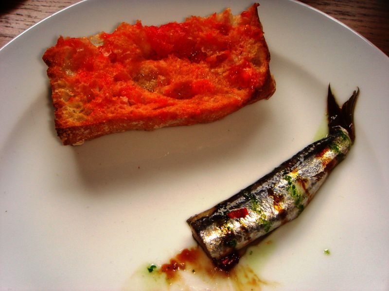 Boquerones XXL marinados con chile y pan de coca con tomate