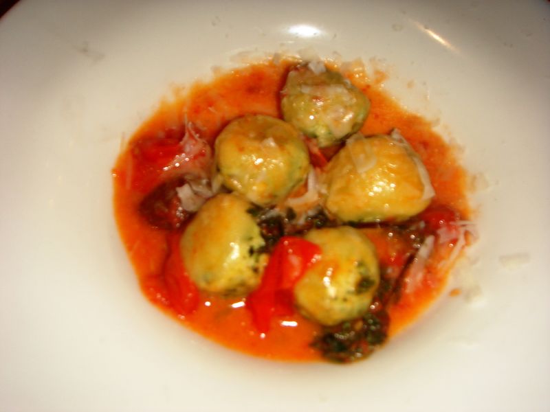 Gnudi, desnudos de ricota, tomate cherry y parmigiano