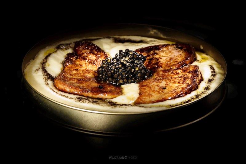  Plato de espuma de patatas con foie y caviar Nacarii