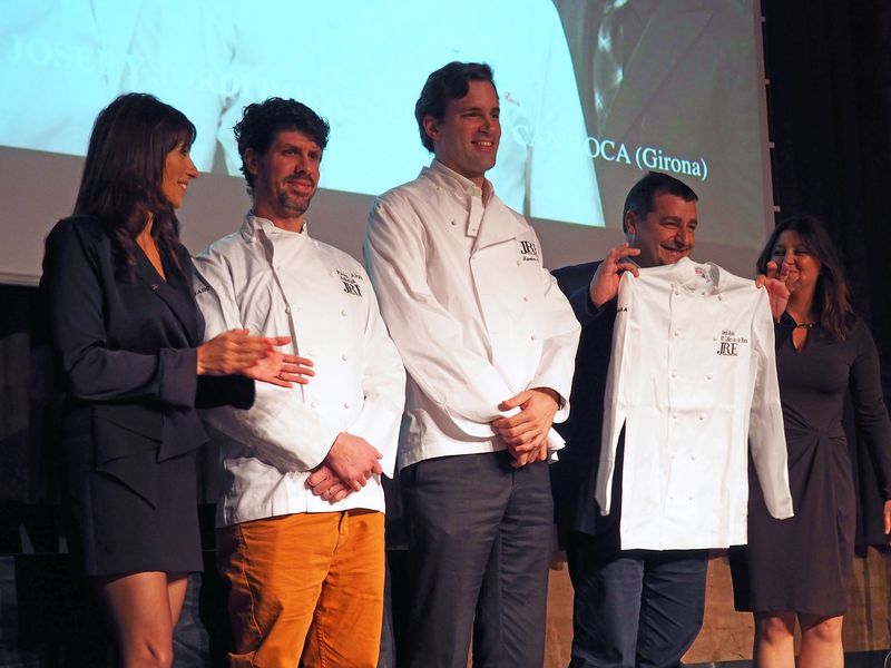 Paulo Airaudo, del restaurante Amelia de San Sebastián; Xavier Sala, de El Trapío de Barcelona; y a Joan, Josep y Jordi Roca, de El Celler de Can Roca de Girona en categoría de Table d’Honneur