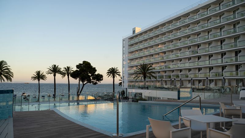 The Ibiza Twiins, Playa d´en Bossa estrena hotel