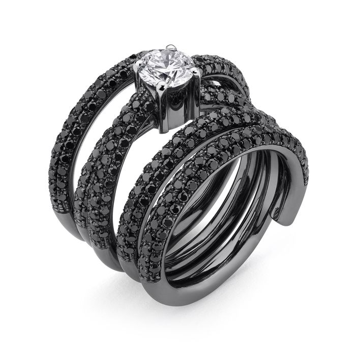 RABAT. Anillo de oro negro con filas en espiral de diamantes negros talla brillante y diamante central blanco talla brillante [ 10.150€ ]