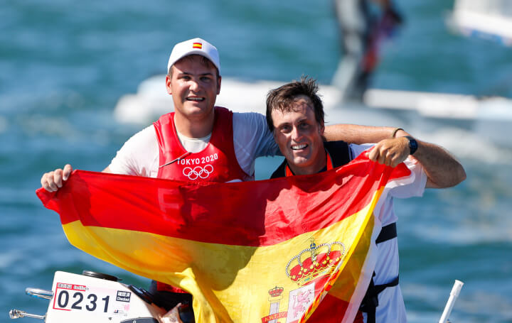 Joan Cardona y su entrenador Diego Fructuoso. Foto © Sailingshots | RFEV