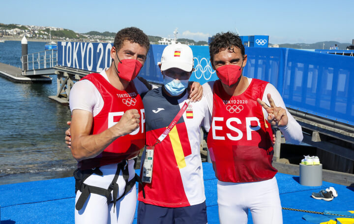 Xammar y Rodríguez junto a su entrenador Gideon Kliger. Foto © Sailingshots | RFEV