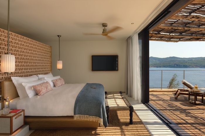 Las suites de Six Senses Ibiza han sido diseñadas para disfrutar del estilo de vida mediterráneo, con espacios indoor-outdoor
