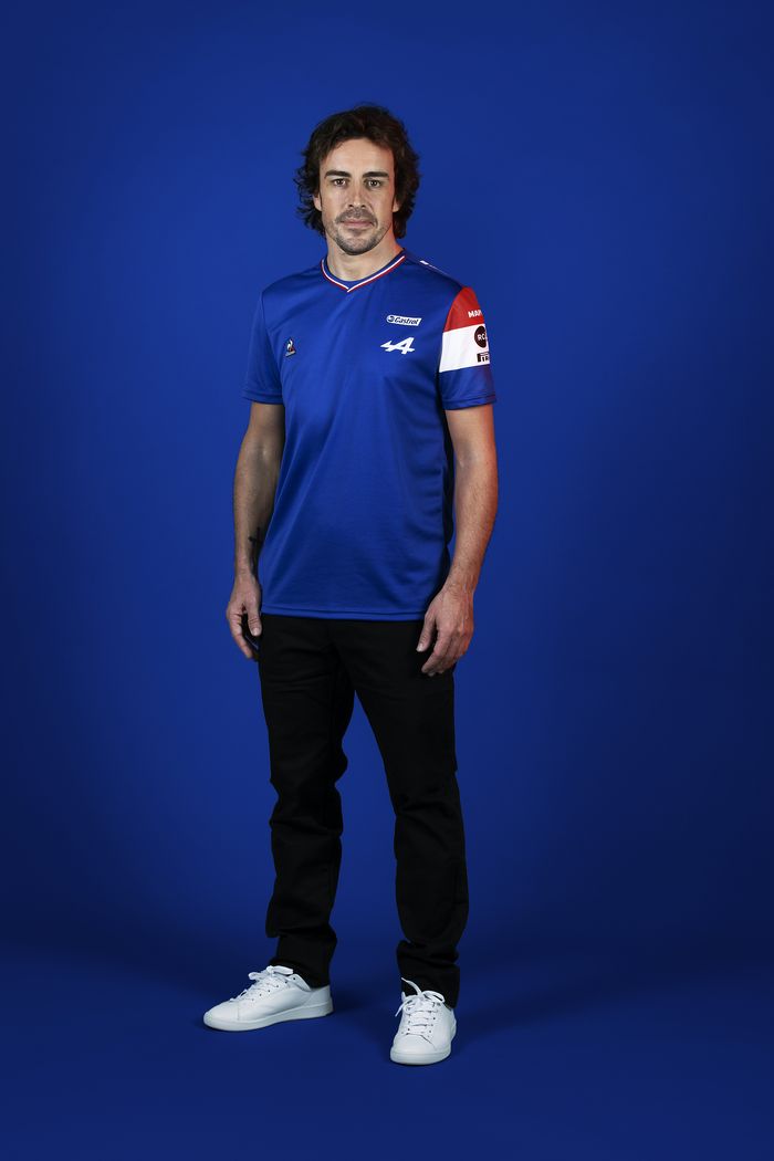 FERNANDO ALONSO presenta la colección LE COQ SPORTIF x ALPINE F1 TEAM