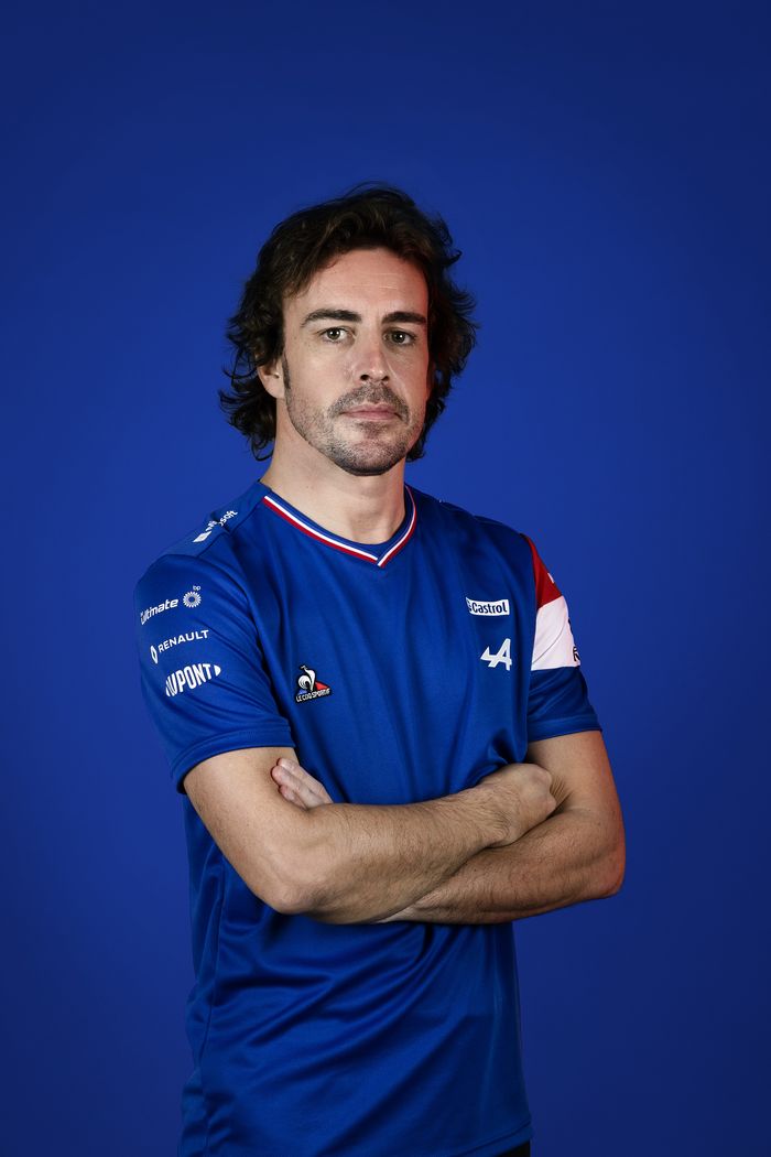 FERNANDO ALONSO presenta la colección LE COQ SPORTIF x ALPINE F1 TEAM