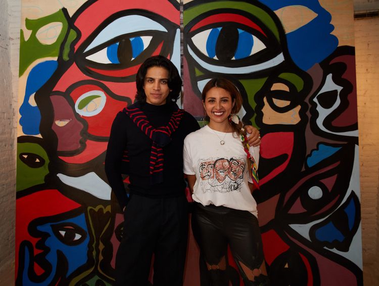 Sonny kirchner y la artista Juliana Plexxo posan junto al mural