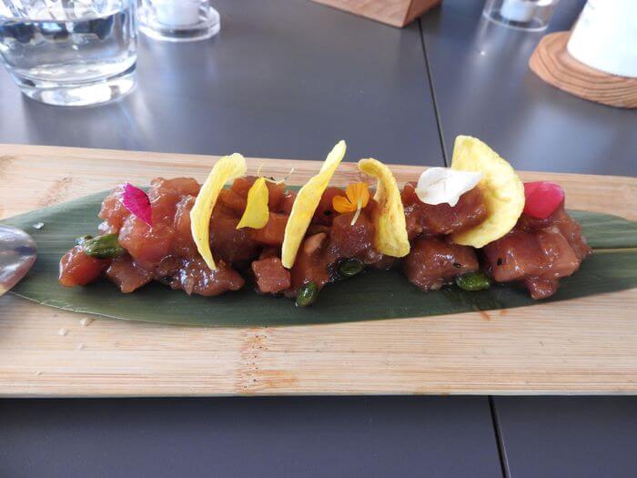 Tartar de atún con pistachos y crujiente de plátano macho