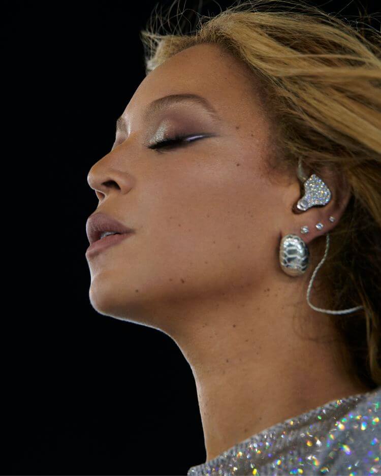 Los auriculares de 4,5 quilates de diamantes y otras joyas personalizadas realizadas por Tiffany & Co. para Beyoncé durante su Renaissance World Tour