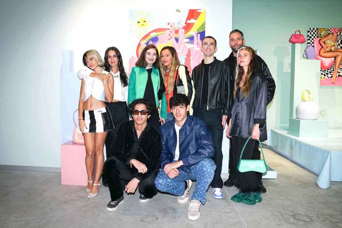 Sonny, Fernando y Maria Mietis con los artistas y colaboradores de la muestra