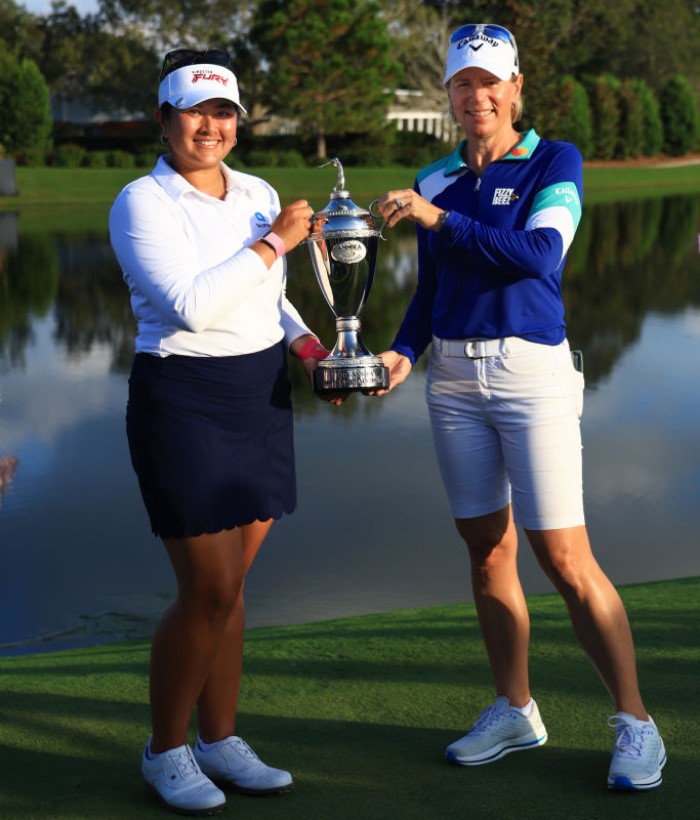 - Lilia Vu recibe el premio de manos de Annika Sorenstam.