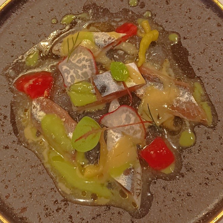 Matrimonio: anchoa, boquerón y caballa en gazpachuelo de aguacate y piparra. Matrimonio: anchoa, boquerón y caballa en gazpachuelo de aguacate y piparra.