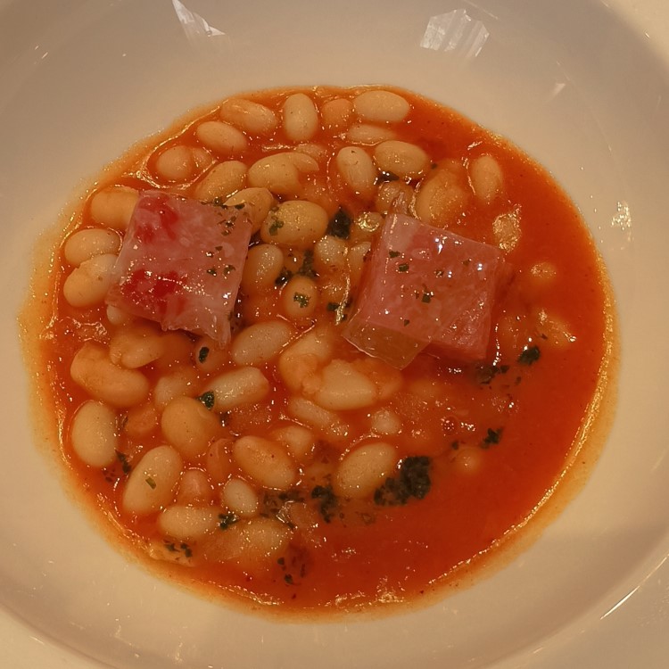 Ventresca de atún a la marinera con mongetes ibéricas Ventresca de atún a la marinera con mongetes ibéricas