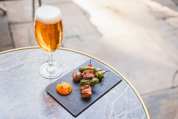 Rei de Copes – Pincho de butifarra y pimiento del padrón con mayonesa de pimentón.